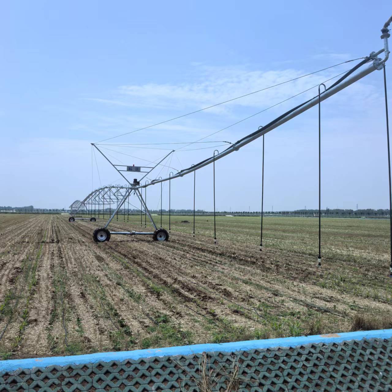 高标准农田喷灌设备 大型自走农业浇地 中心支轴式灌溉 全自动